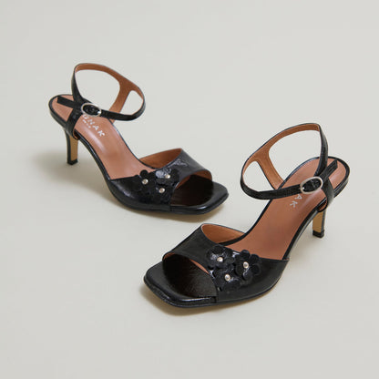 Sandales à talons et fleurs